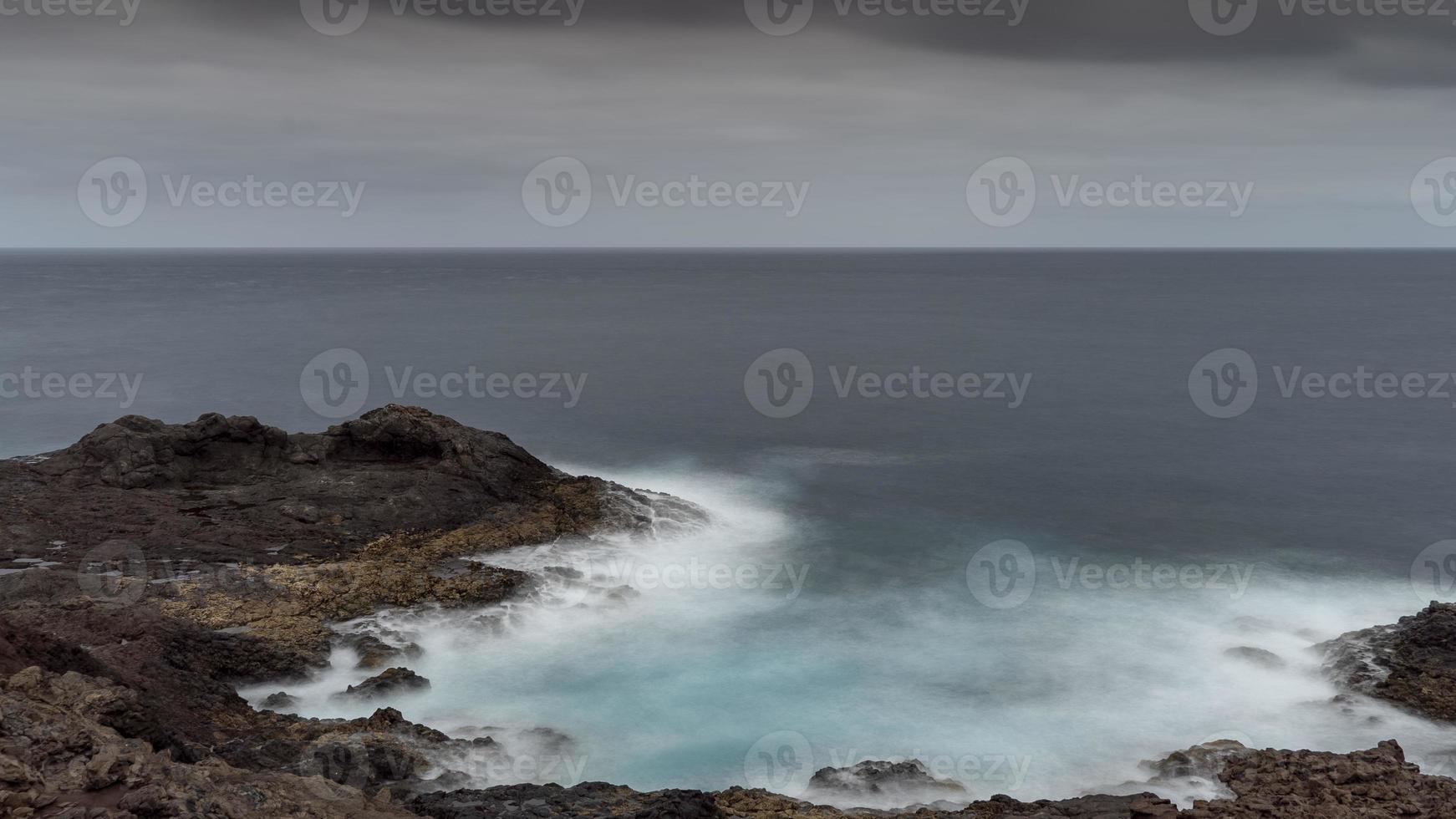 olas del atlántico en las islas canarias foto