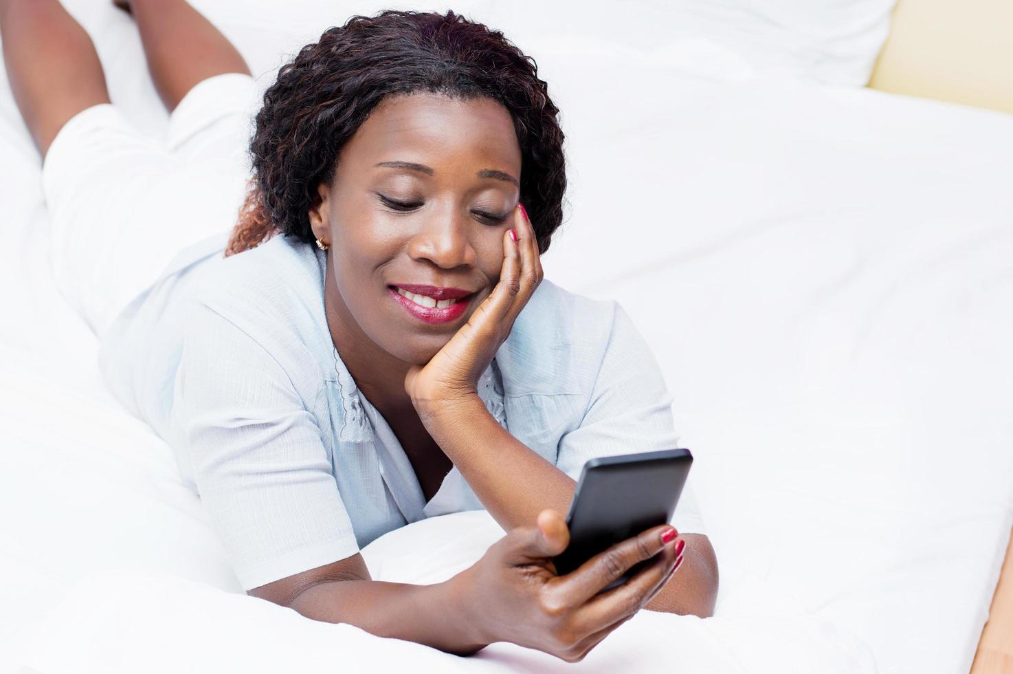 mujer enviando un mensaje en un teléfono celular foto