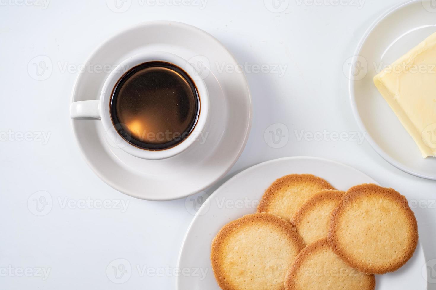 Taza de café con galletas sobre fondo blanco. foto