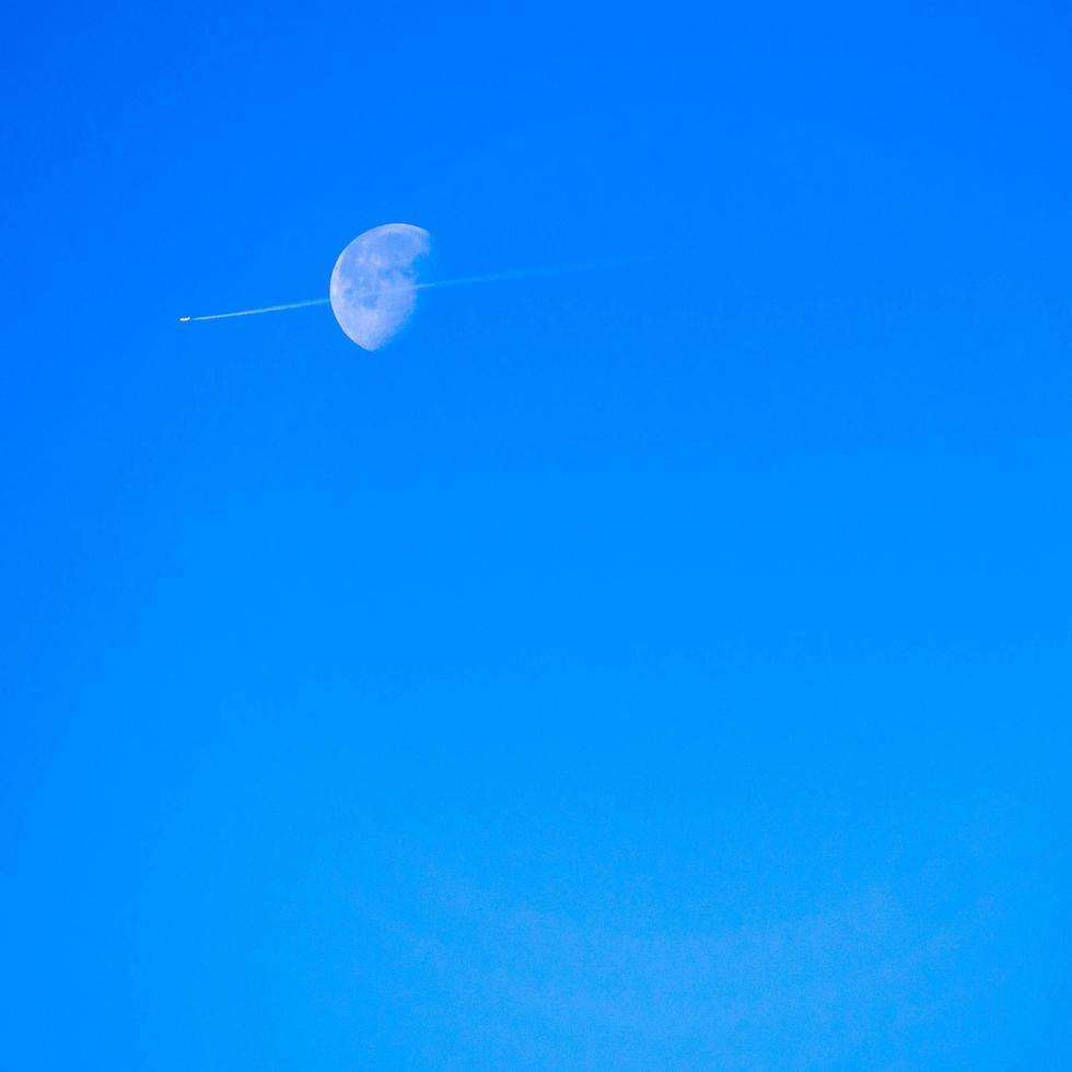 chorro de humo sobre la luna foto