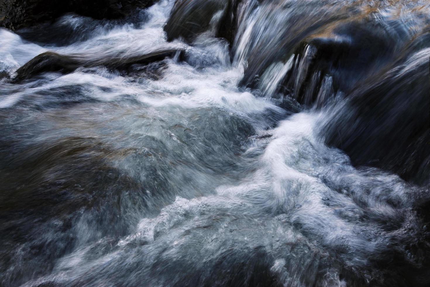 rápidos sobre rocas foto