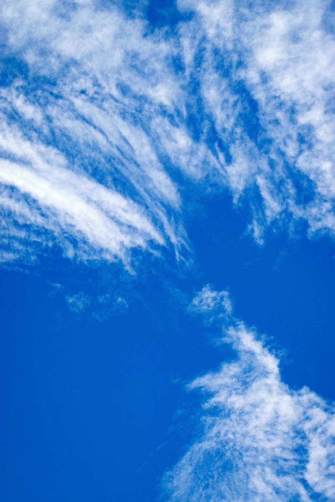 cielo azul y nubes blancas finas foto