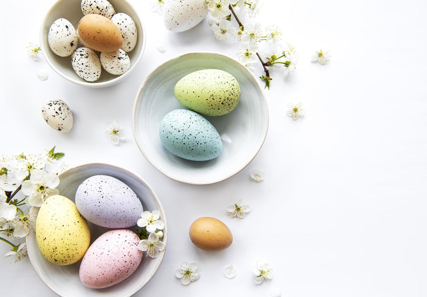 coloridos huevos de pascua con flores de primavera foto