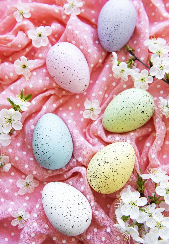 huevos de pascua de colores foto