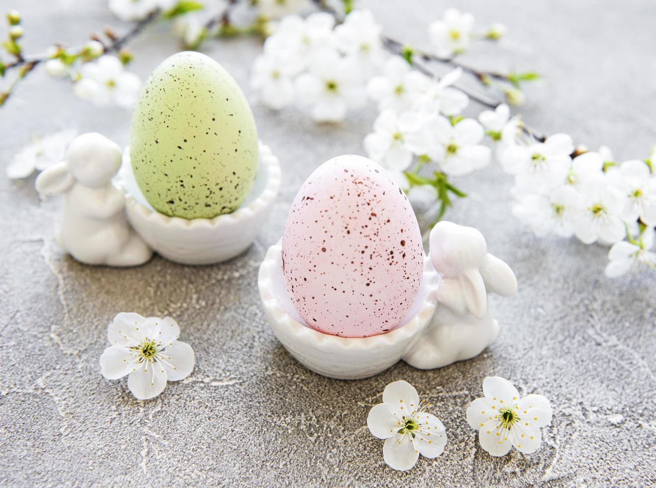 coloridos huevos de pascua en el stand foto