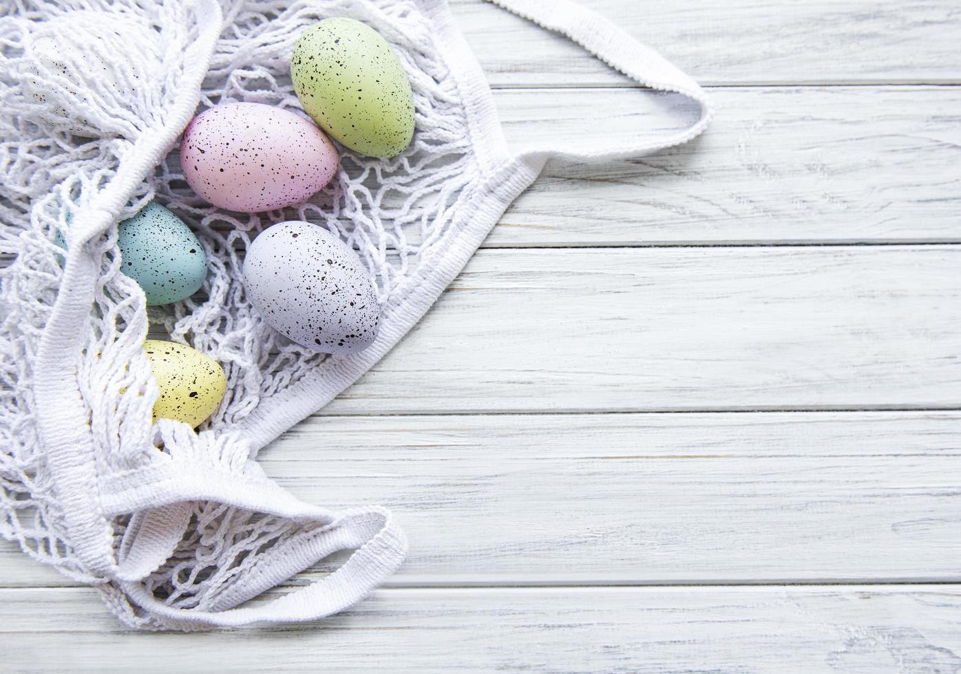 bolsa de hilo con huevos de pascua y flor de primavera foto