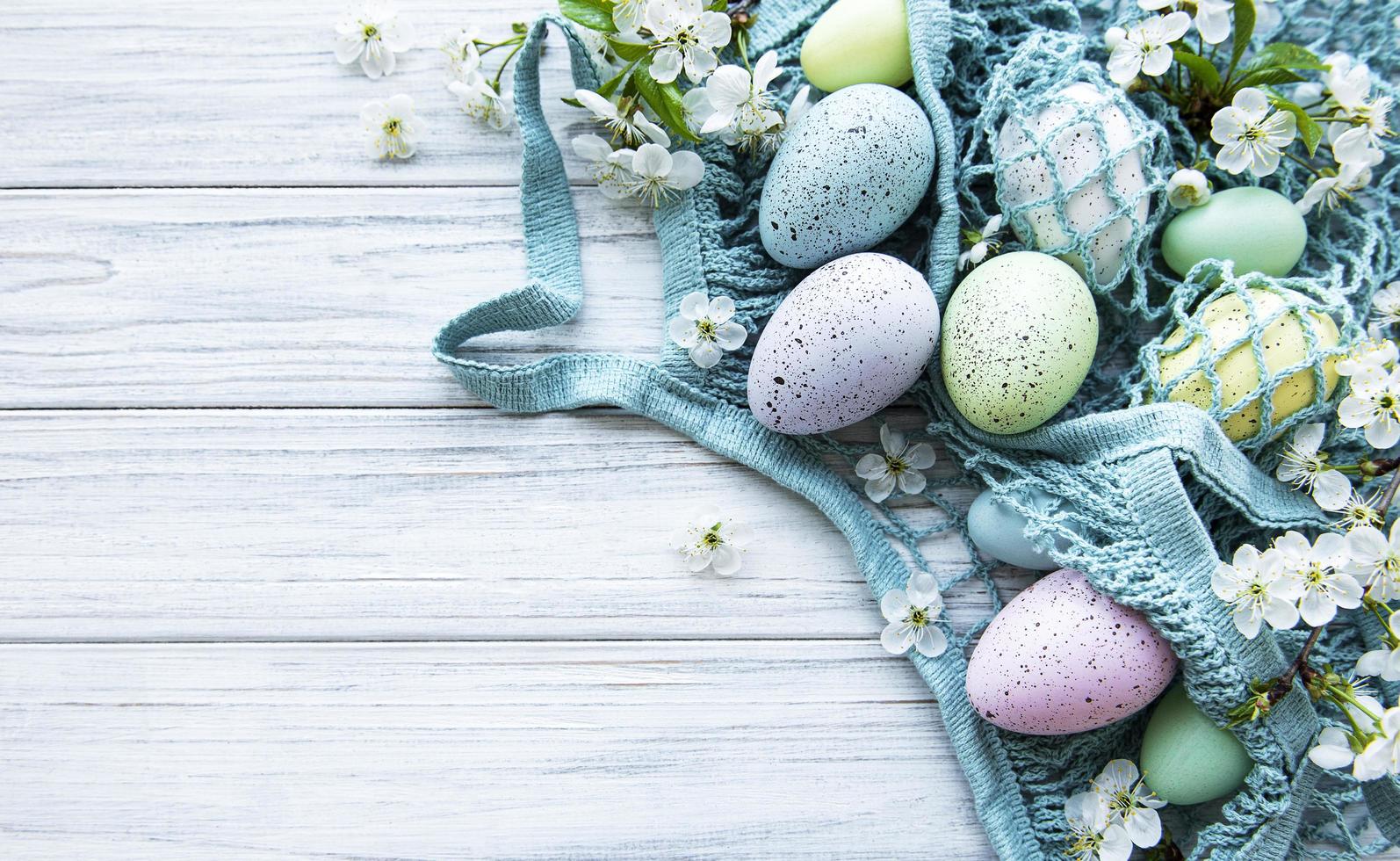 bolsa de hilo con huevos de pascua y flor de primavera foto