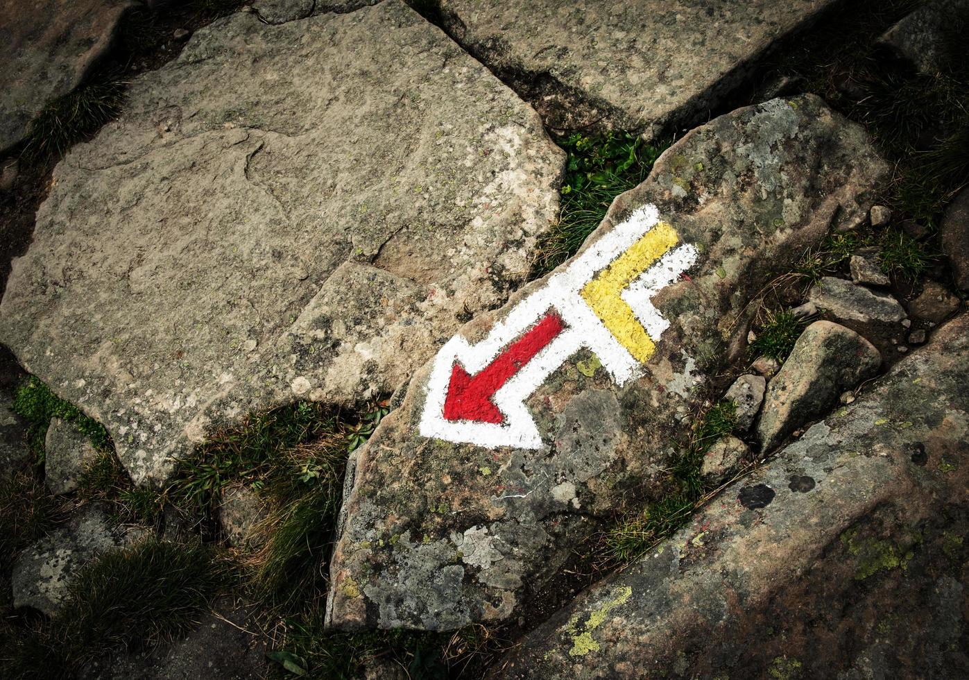 signo de senderismo en las rocas foto