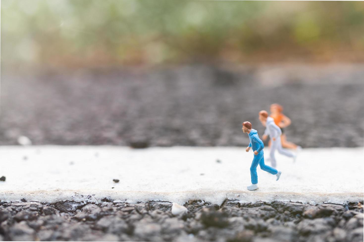 Gente en miniatura corriendo en un concepto de calle, salud y estilo de vida foto