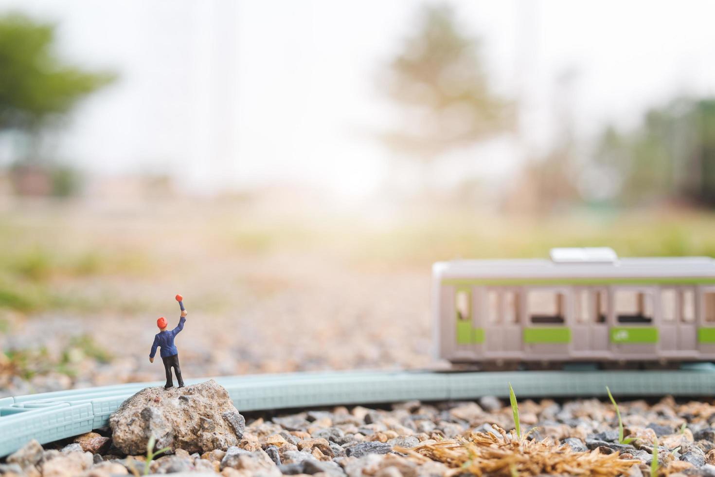 Personal de ferrocarril en miniatura que trabaja en un ferrocarril, viaje en concepto de tren foto