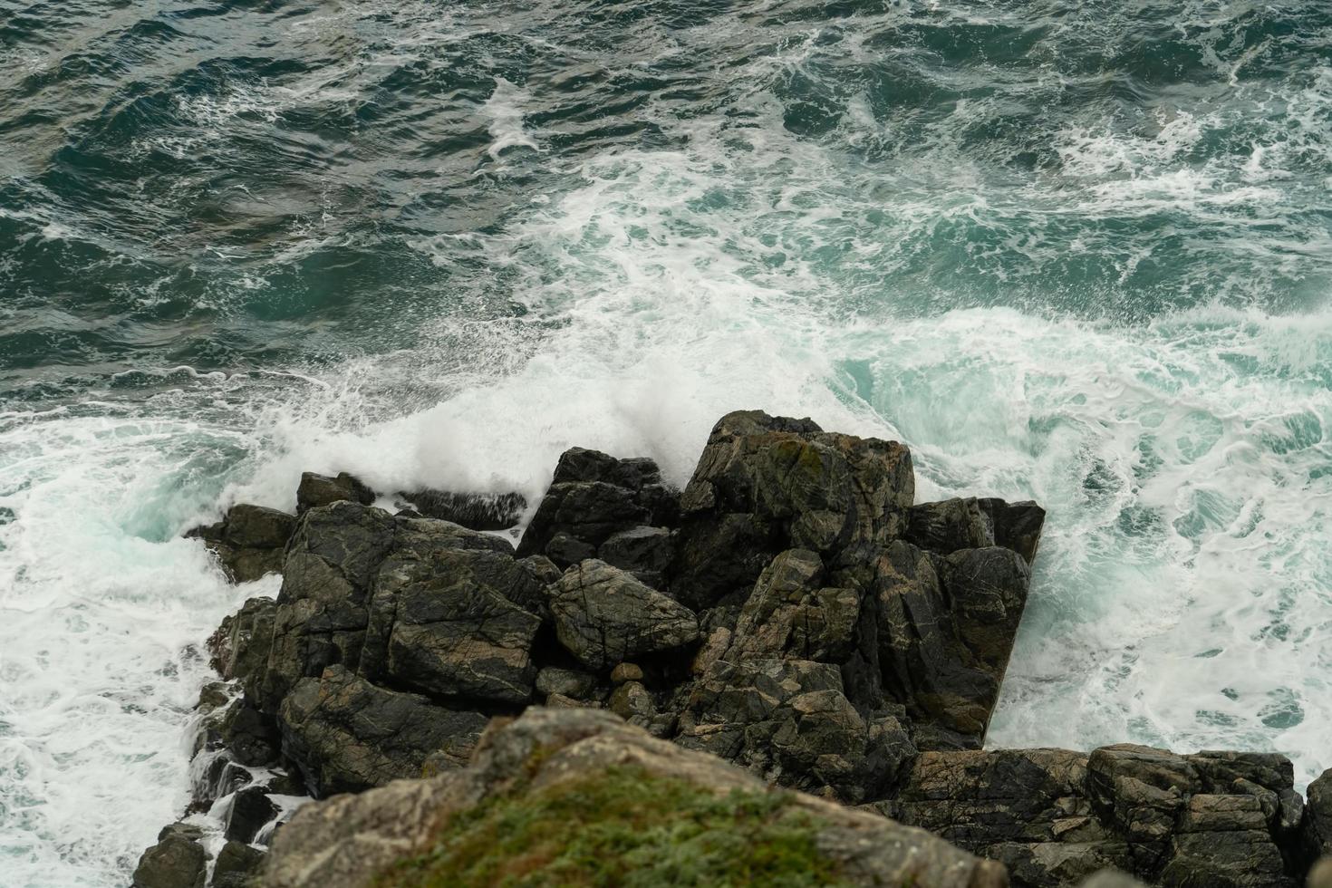paisaje marino con olas rompiendo en las rocas foto