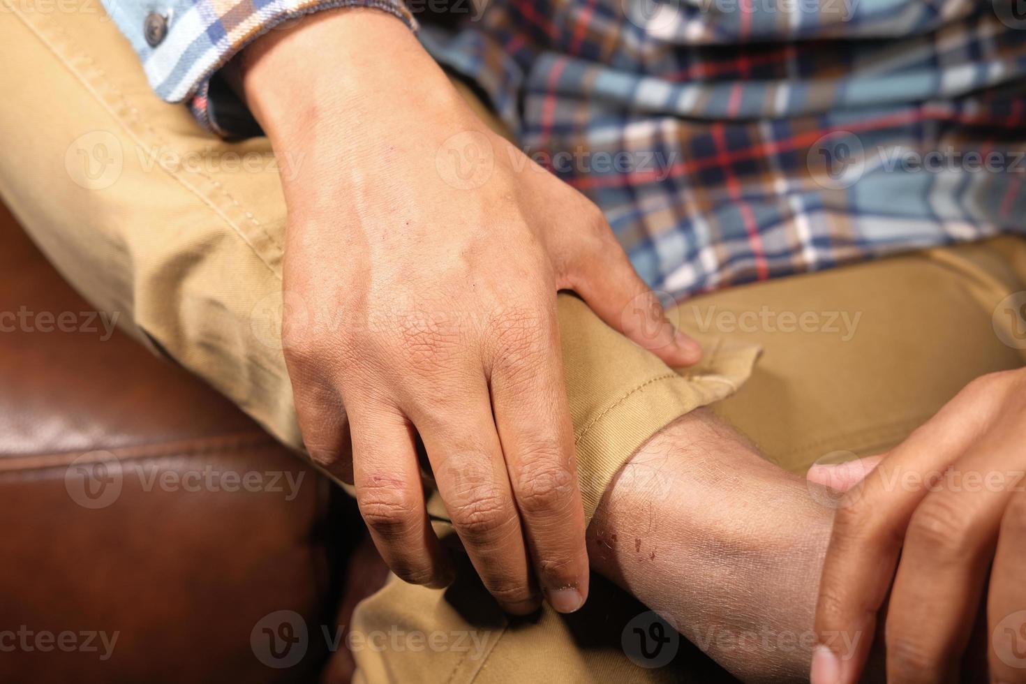 hombre sujetando el tobillo con dolor foto
