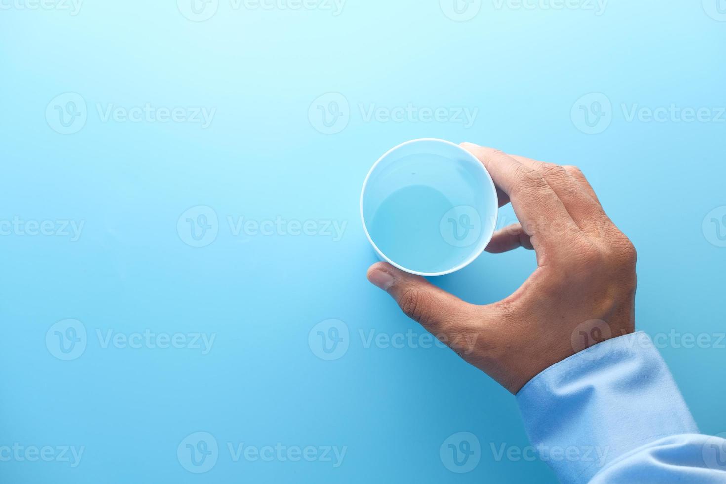 Vaso de plástico vacío sobre fondo azul. foto