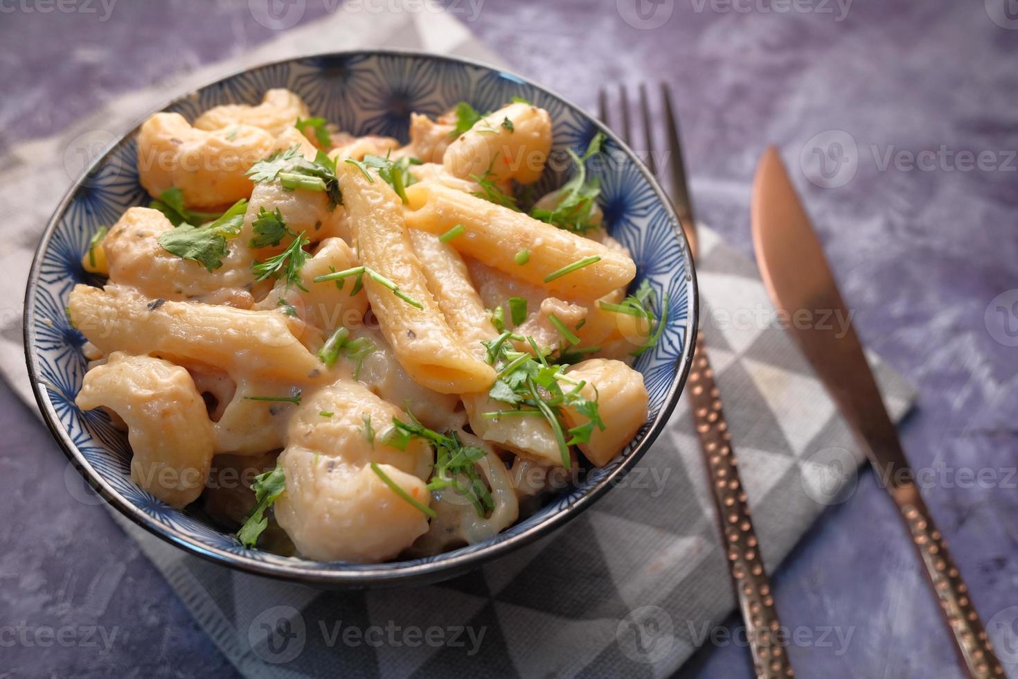 plato de pasta en la mesa foto