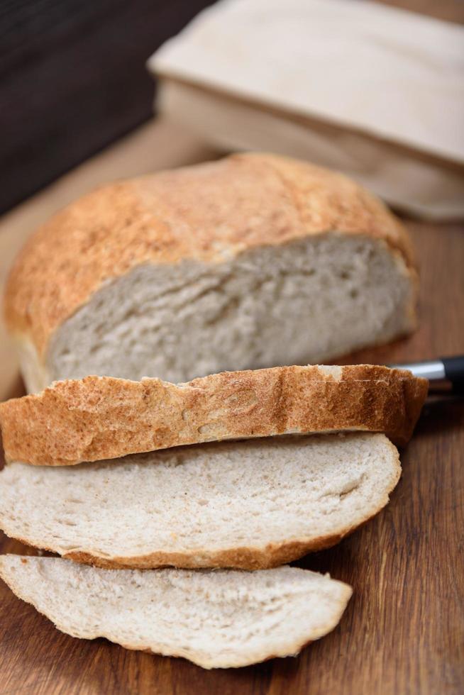 pan de grano en la mesa de madera foto