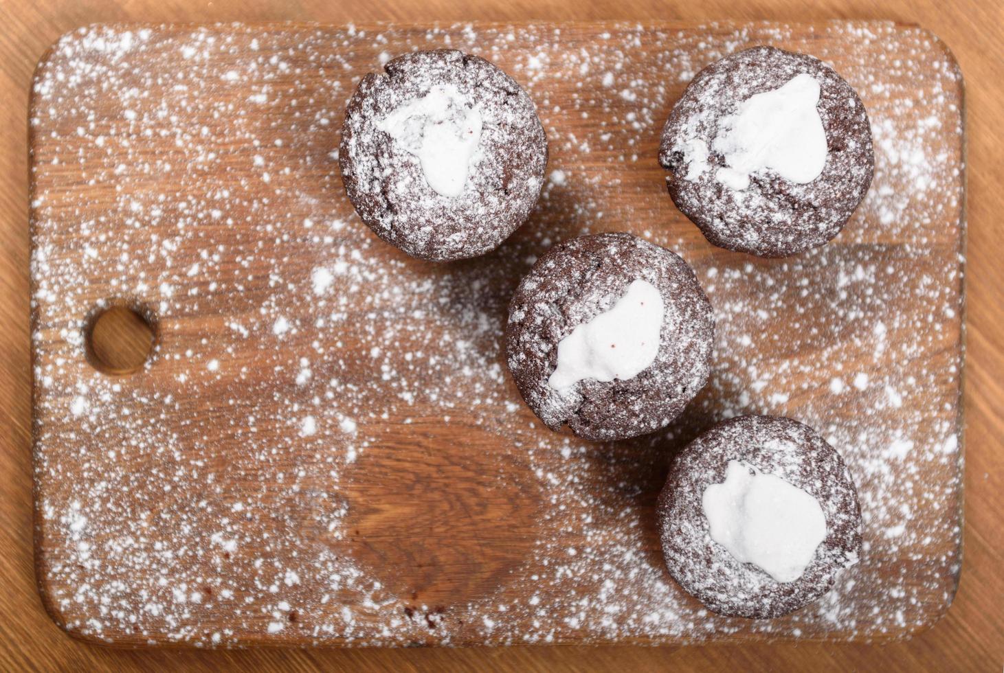 muffins de chocolate en el tablero de madera foto