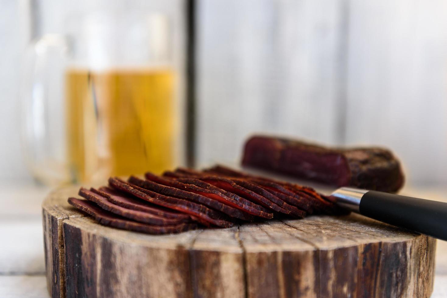 pastrami en la mesa de madera foto