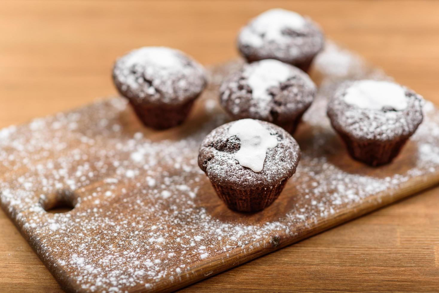 muffins de chocolate en el tablero de madera foto