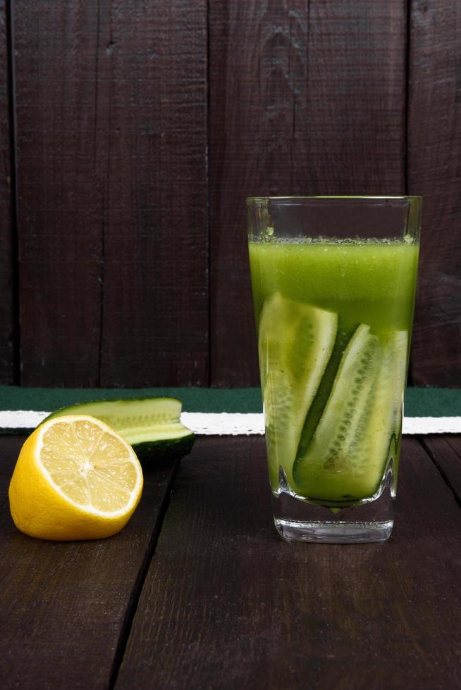 Batido de pepino en mesa marrón foto