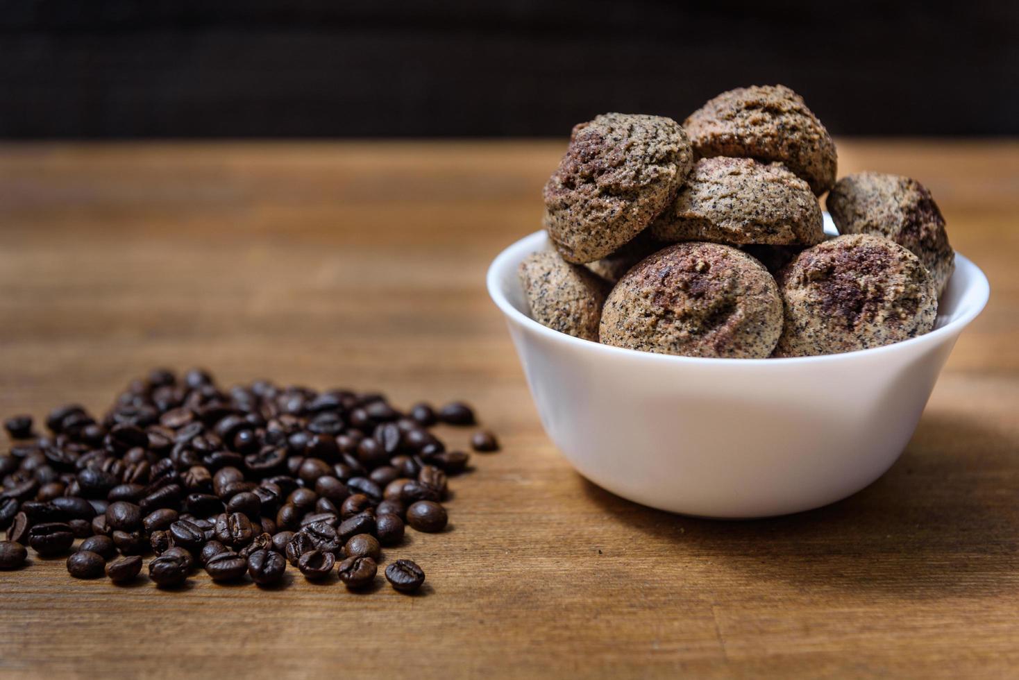 galletas de café en un plato con granos de café espolvoreados foto