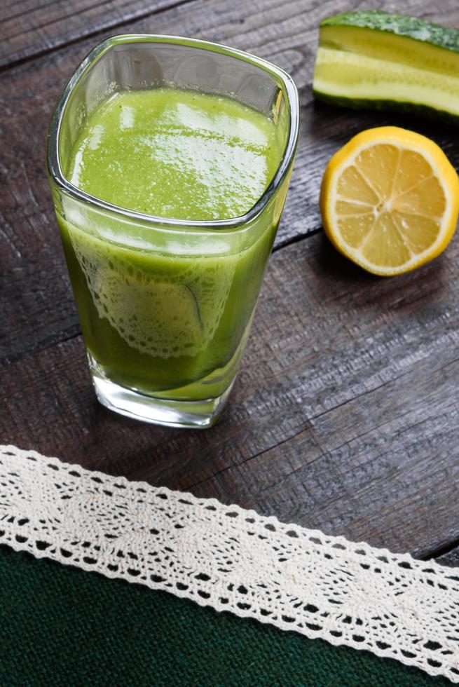 Batido de pepino en mesa marrón foto