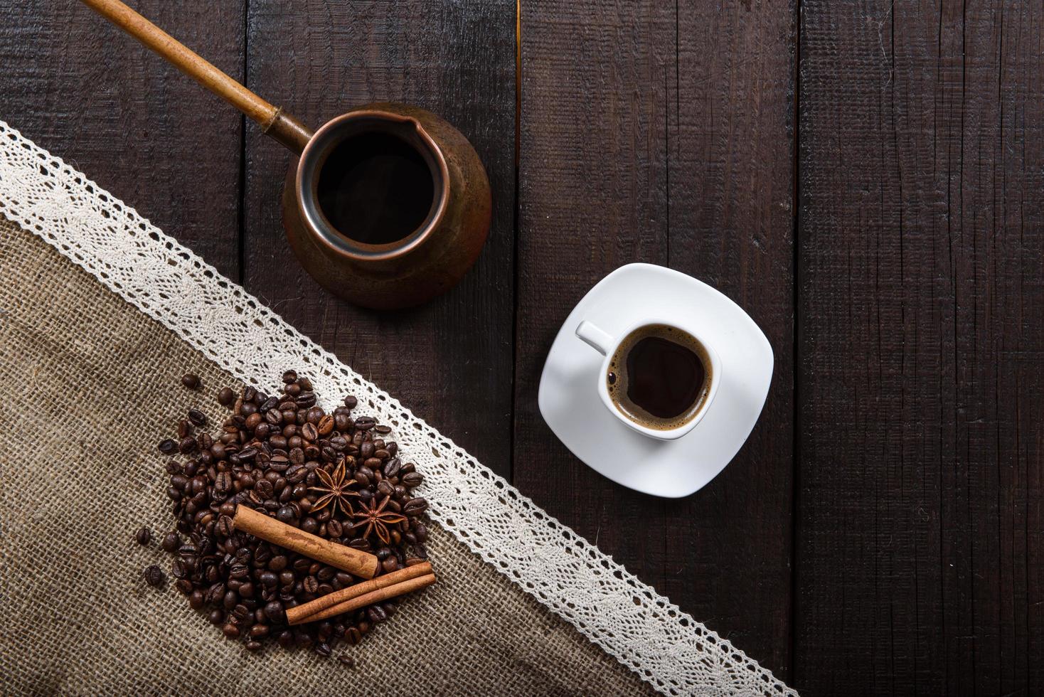 café negro con granos y canela foto