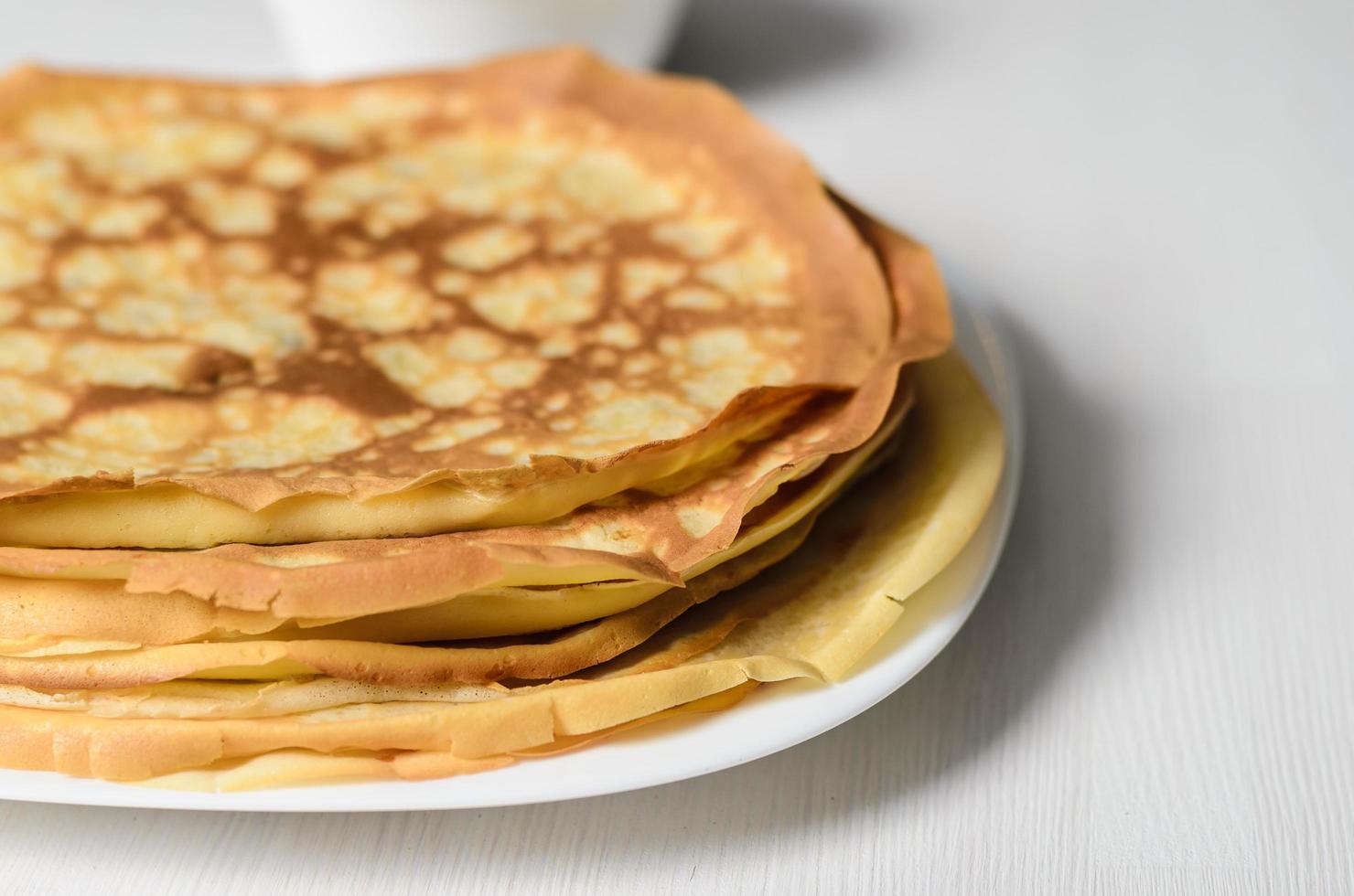 panqueques caseros en el plato foto