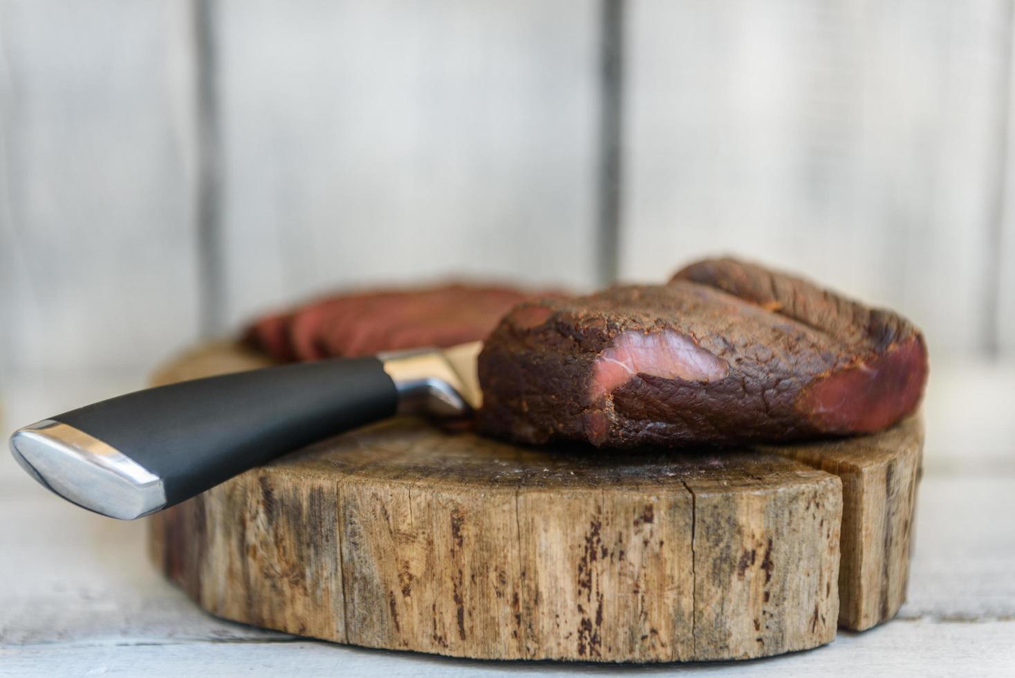 pastrami en la mesa de madera foto