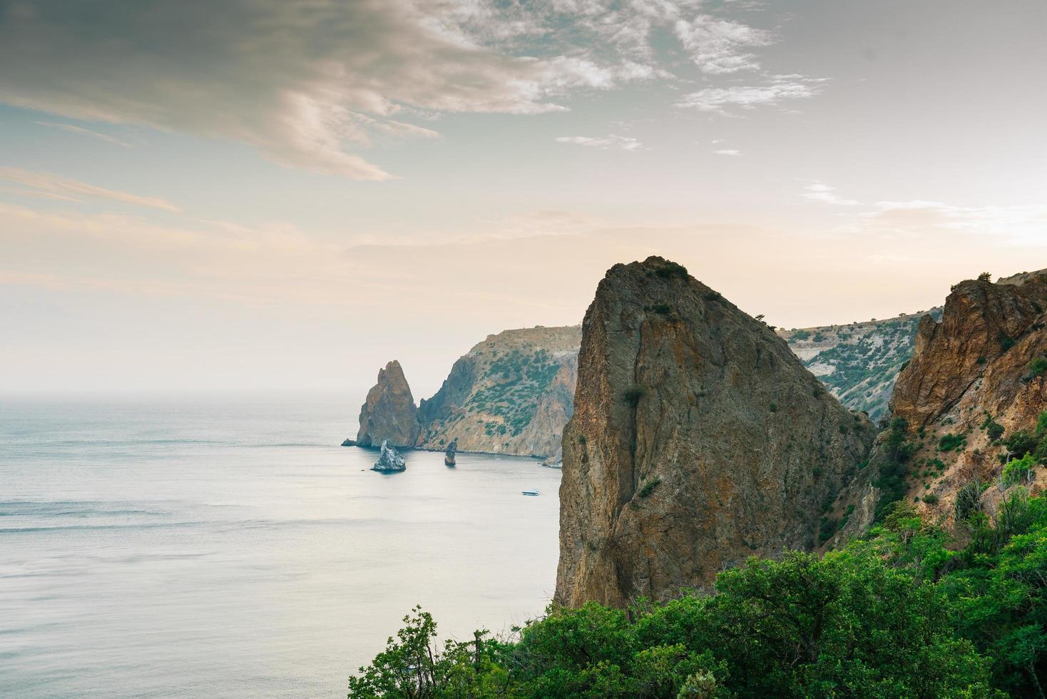 las montañas del cabo fiolent en crimea foto