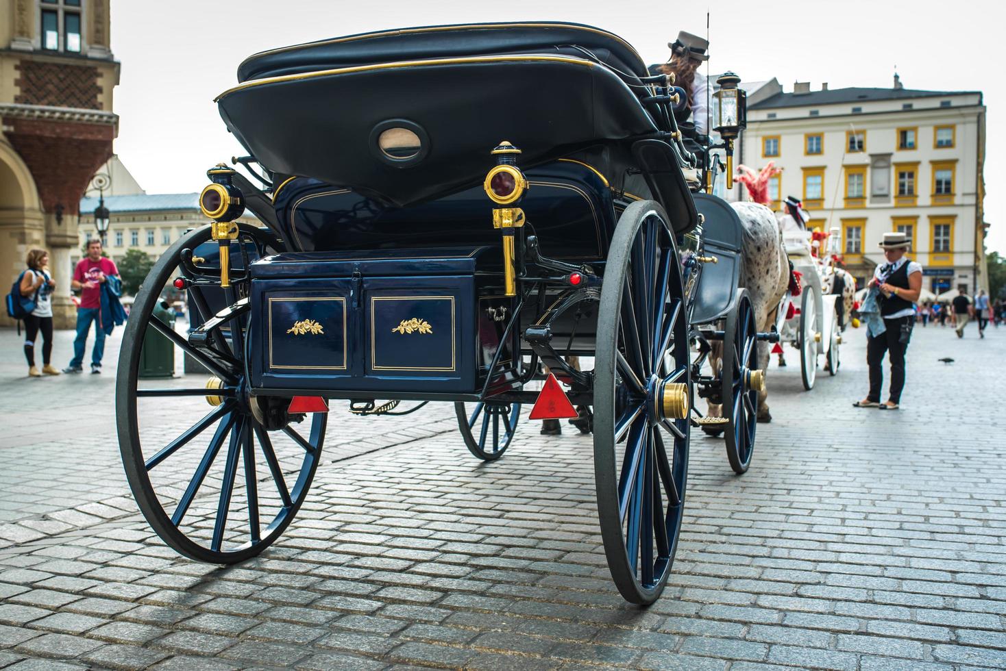 Cracovia, Polonia 2017- entrenador estilizado en la plaza histórica de Cracovia foto