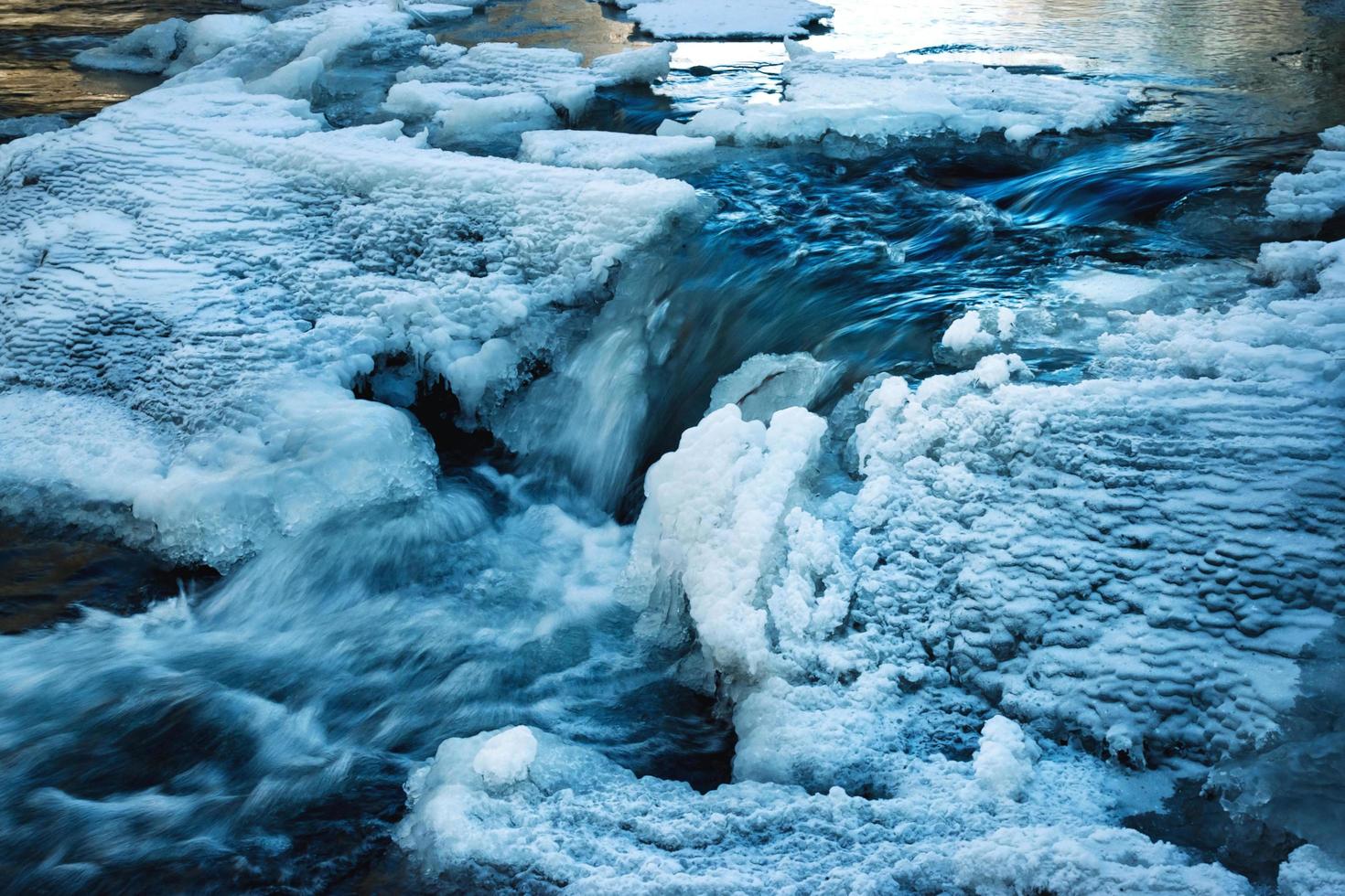 río parcialmente congelado foto