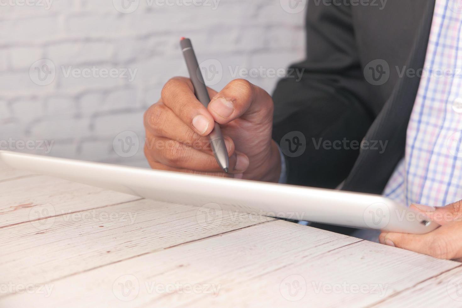 hombre de negocios, utilizar, tableta digital, en, escritorio de oficina foto