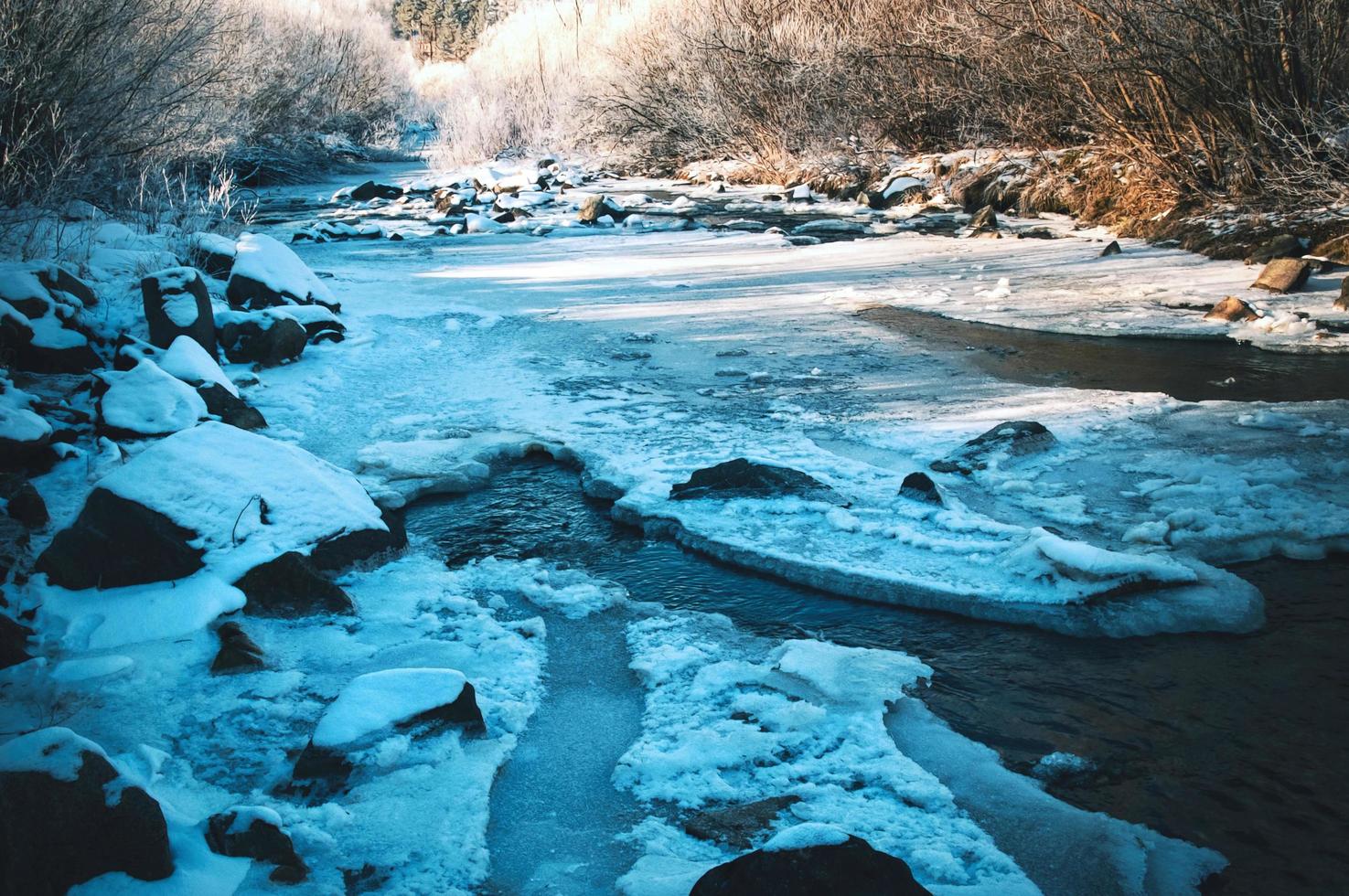 río oscuro congelado foto