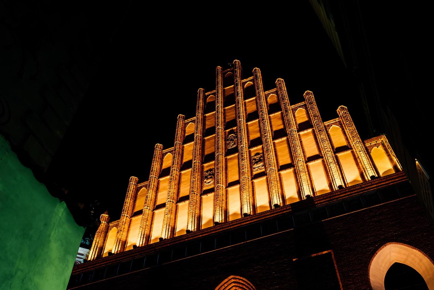 zona turística del casco antiguo en la noche warshawa foto