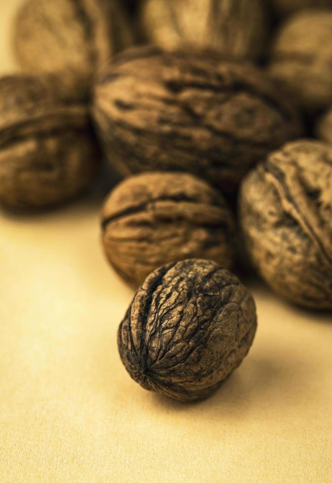 grupo de nueces en una mesa foto