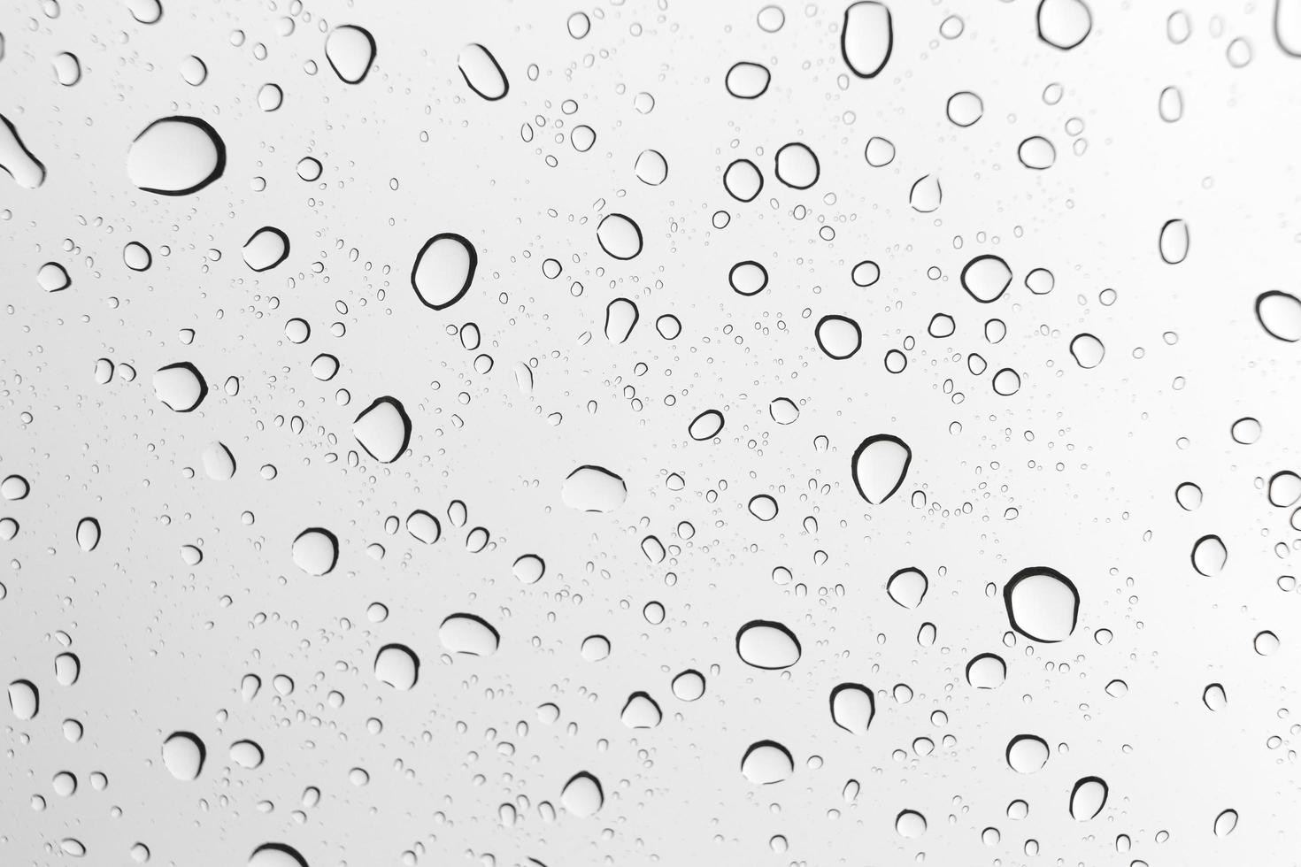 gotas de lluvia en un vaso foto