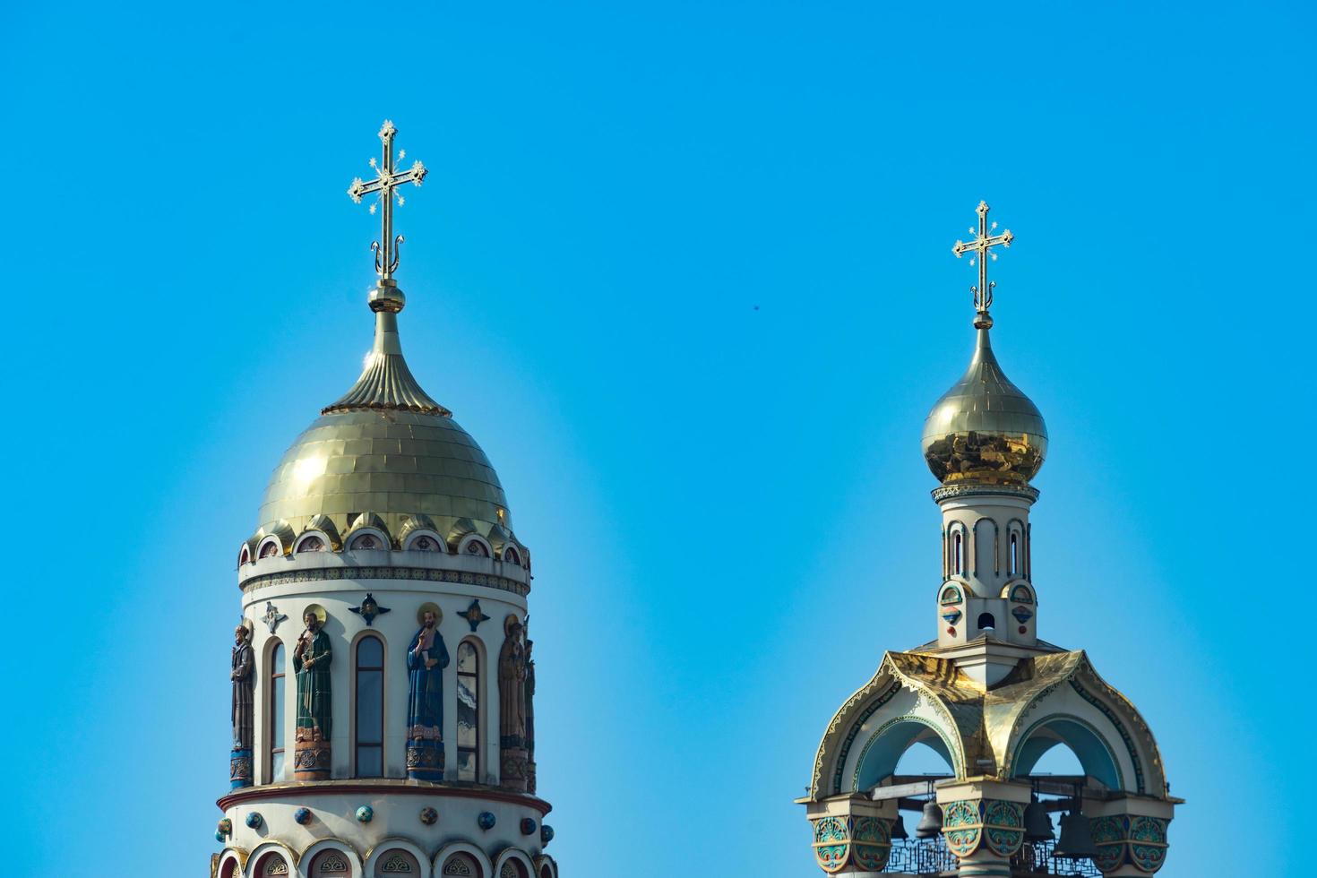 Dos cúpulas del templo del príncipe Vladimir con un cielo azul claro en Sochi, Rusia foto