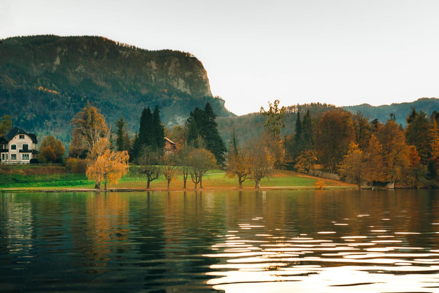 lago sangrado en las montañas alpinas foto