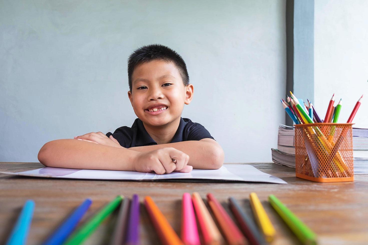 niño haciendo la tarea foto