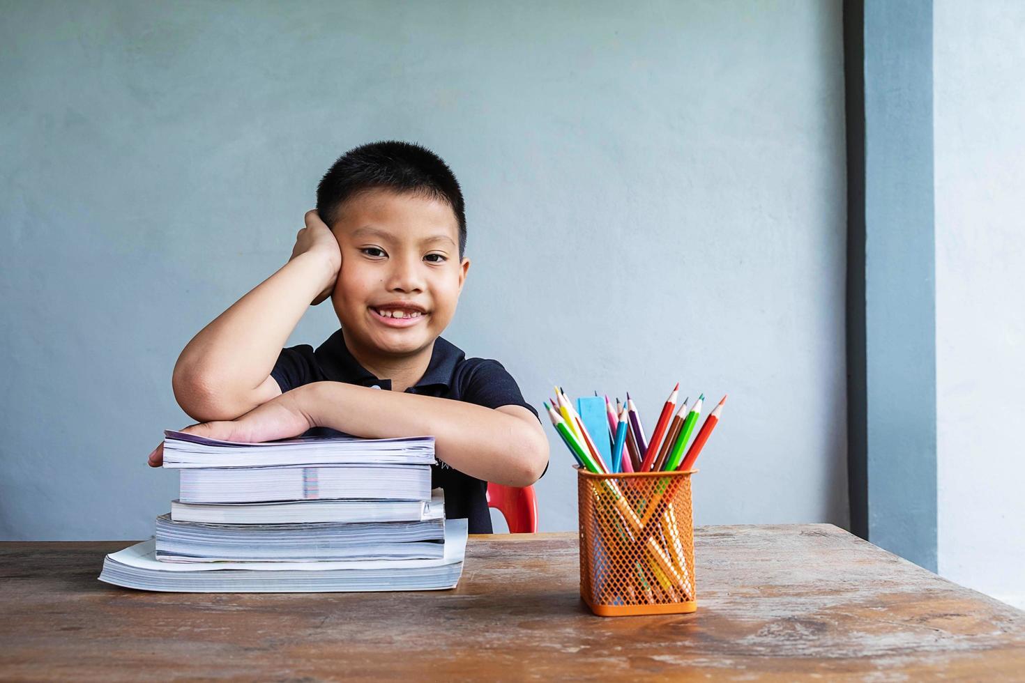 niño posando en el escritorio foto