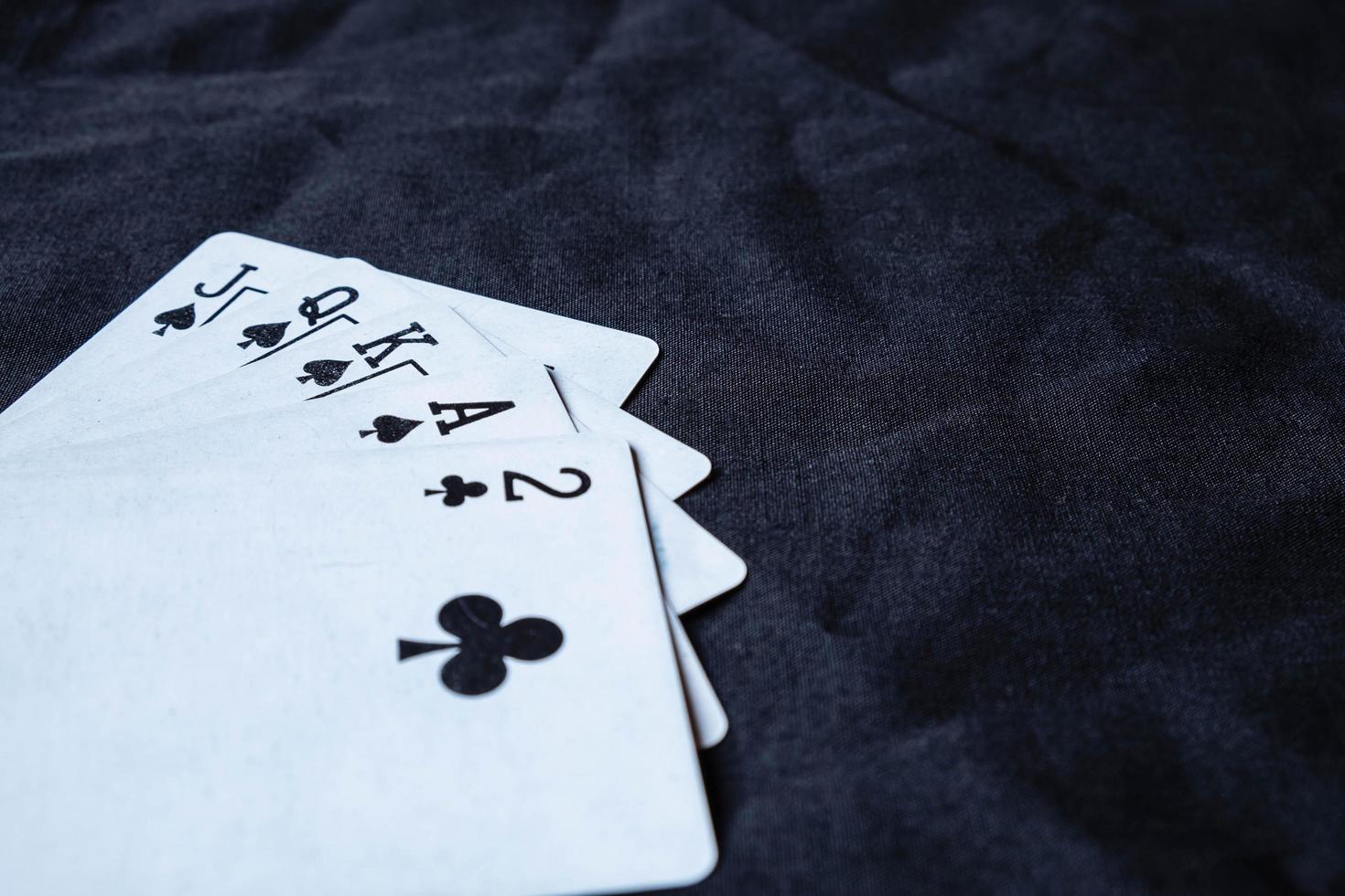 juego de cartas sobre un fondo de tela negra foto