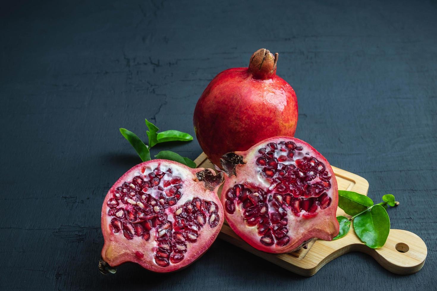 fruta de la granada sobre un fondo negro foto