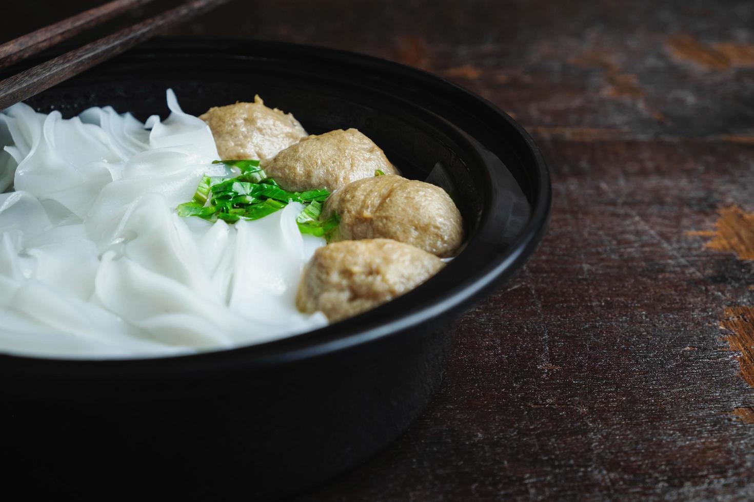 fideos con albóndigas en un bol foto