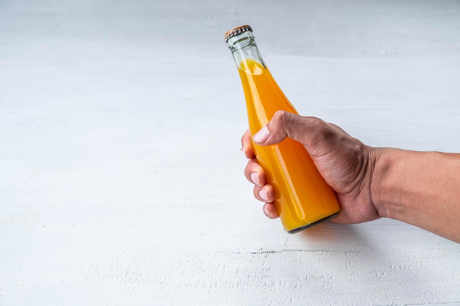 jugo de naranja en una mano foto