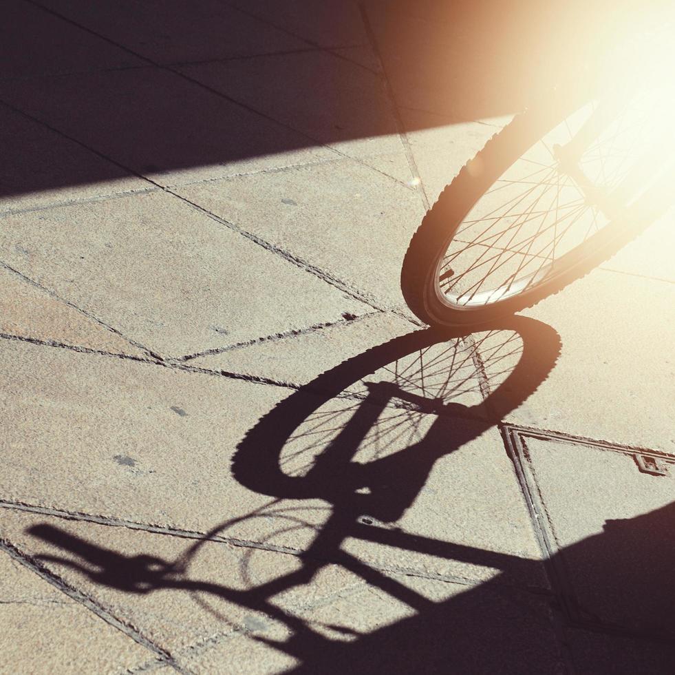 rueda de bicicleta en la calle foto