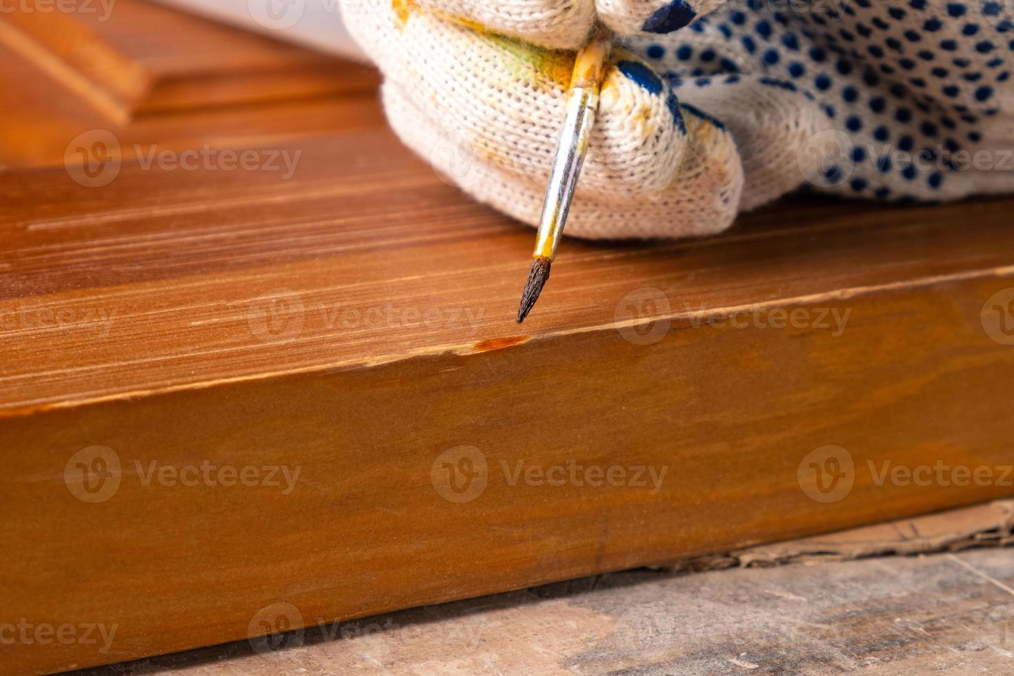 restauración de una puerta de madera, reparación de arañazos en una superficie de madera foto