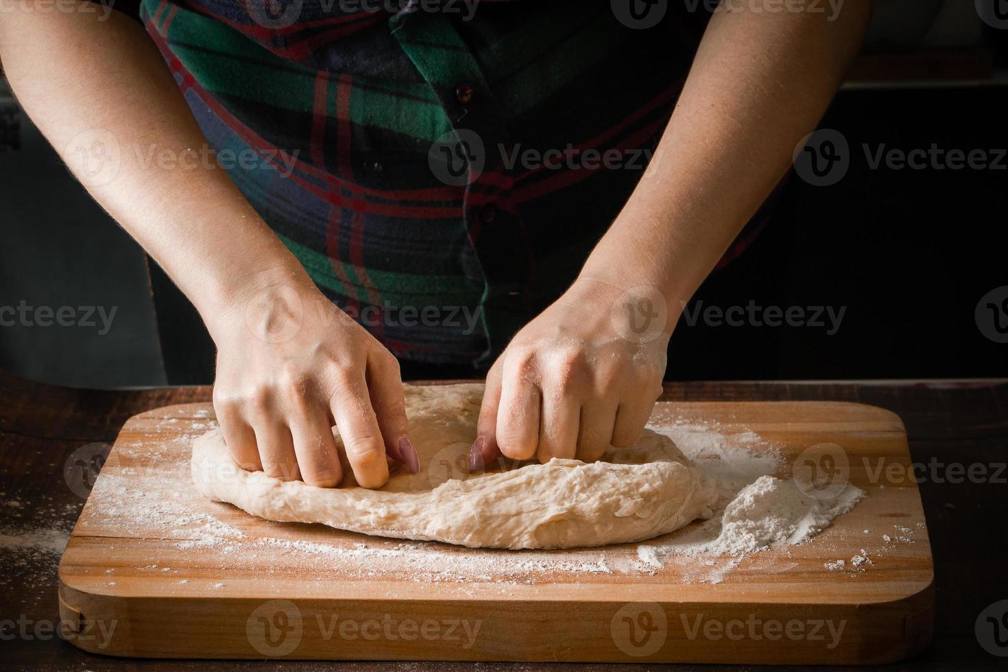 el chef prepara la masa de pizza foto