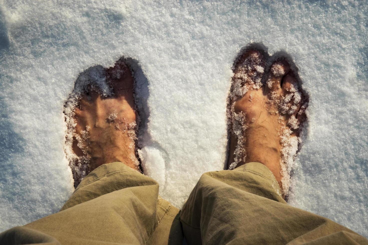 pies descalzos en la nieve blanca foto