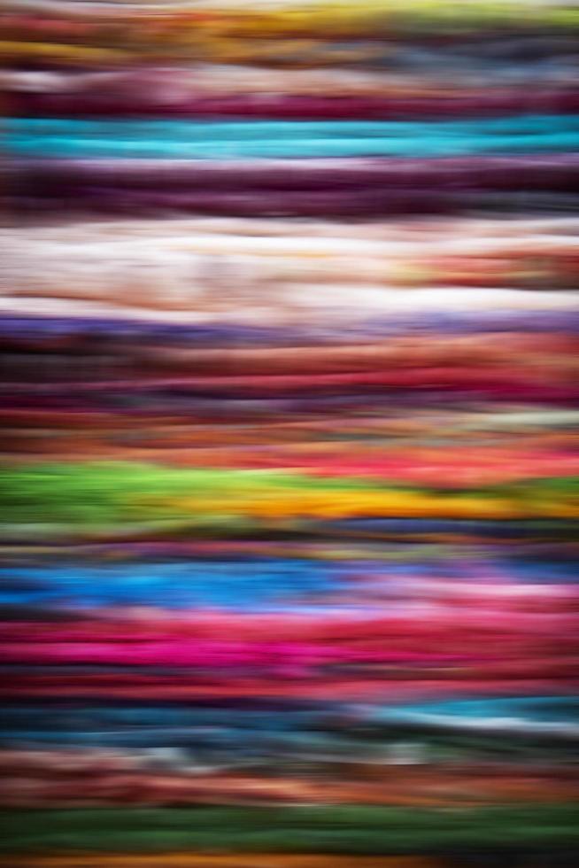 Hilos de colores borrosos sobre una alfombra foto