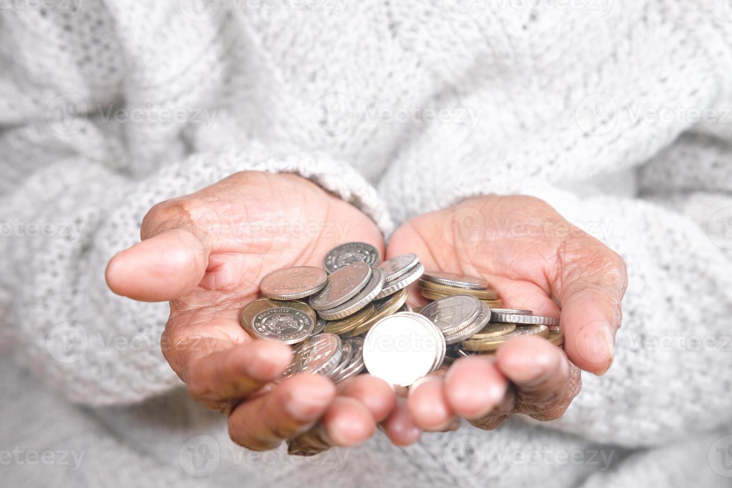 mujer sosteniendo muchas monedas foto